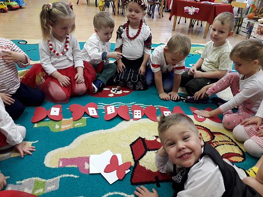 Grafika #1: POKAZ MODY PATRIOTYCZNEJ