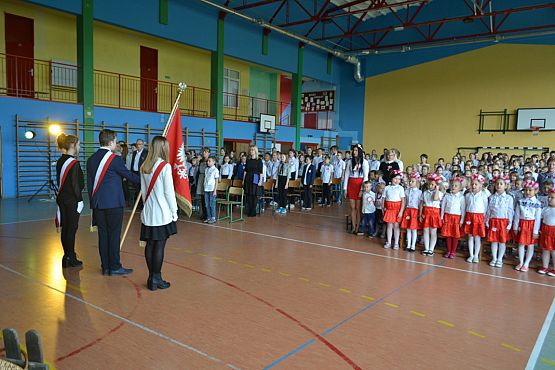 Grafika #6: POKAZ MODY PATRIOTYCZNEJ