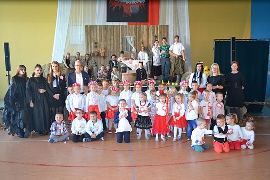 Grafika #8: POKAZ MODY PATRIOTYCZNEJ