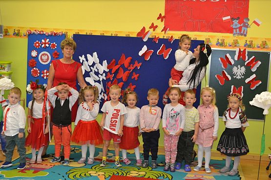 Grafika #10: POKAZ MODY PATRIOTYCZNEJ