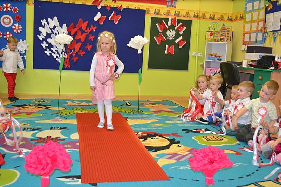 Grafika #14: POKAZ MODY PATRIOTYCZNEJ