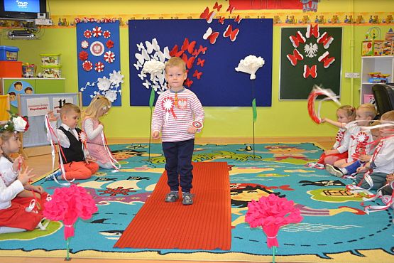 Grafika #15: POKAZ MODY PATRIOTYCZNEJ