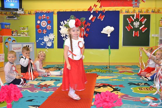 Grafika #16: POKAZ MODY PATRIOTYCZNEJ