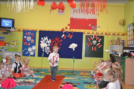 Grafika #19: POKAZ MODY PATRIOTYCZNEJ