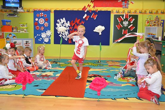 Grafika #20: POKAZ MODY PATRIOTYCZNEJ