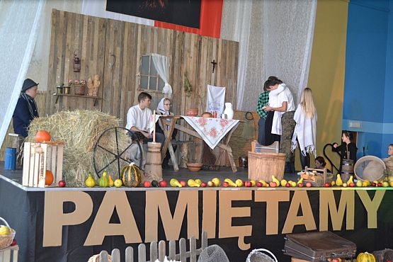 Grafika #4: 100-lecie odzyskania niepodległości – uroczysty apel