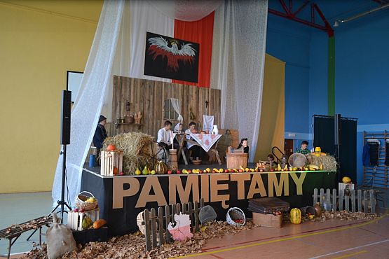 Grafika #5: 100-lecie odzyskania niepodległości – uroczysty apel