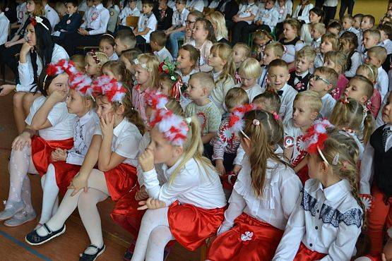 Grafika #7: 100-lecie odzyskania niepodległości – uroczysty apel