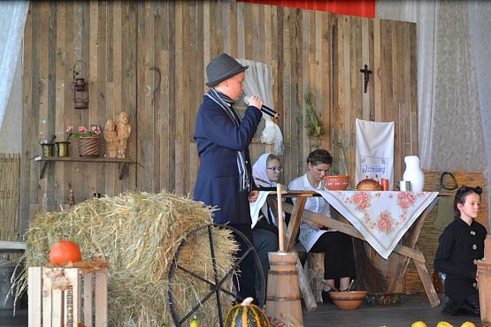 Grafika #9: 100-lecie odzyskania niepodległości – uroczysty apel