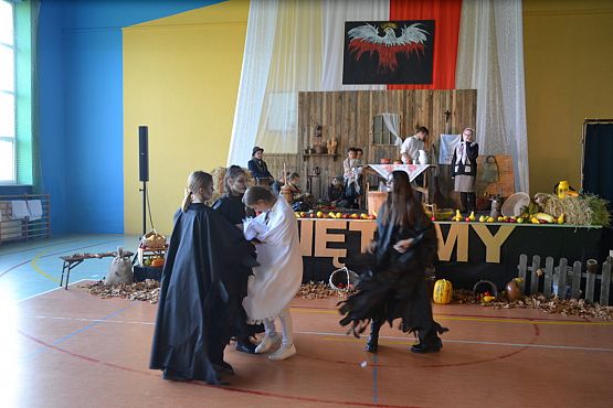 Grafika #13: 100-lecie odzyskania niepodległości – uroczysty apel