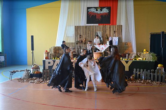 Grafika #14: 100-lecie odzyskania niepodległości – uroczysty apel