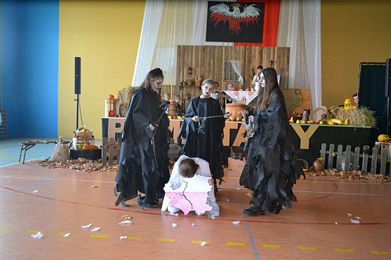 Grafika #17: 100-lecie odzyskania niepodległości – uroczysty apel