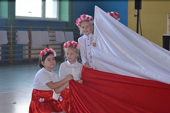 Grafika #24: 100-lecie odzyskania niepodległości – uroczysty apel