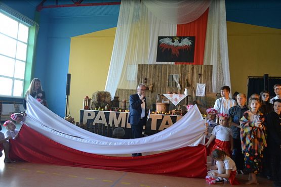 Grafika #26: 100-lecie odzyskania niepodległości – uroczysty apel