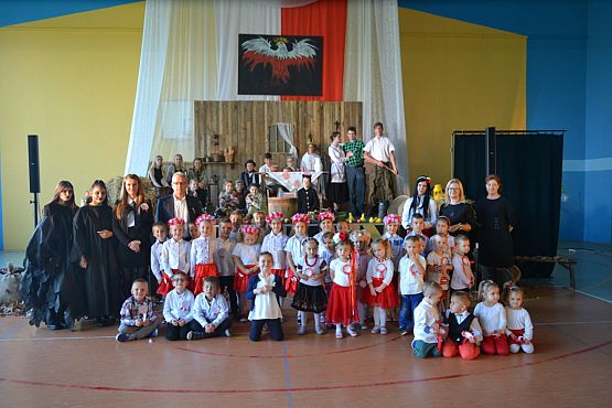 Grafika #28: 100-lecie odzyskania niepodległości – uroczysty apel