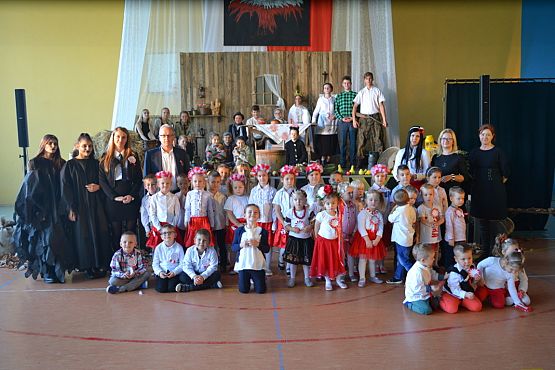 Grafika #30: 100-lecie odzyskania niepodległości – uroczysty apel