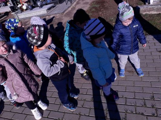 Grafika #1: Dzień zadumy w przedszkolu