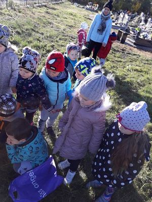 Grafika #4: Dzień zadumy w przedszkolu