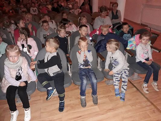 Grafika #0: Wycieczka przedszkolaków do Teatru Tęcza w Słupsku