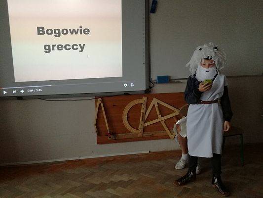 Grafika #1: Uczniowie klasy V wcielili sie w rolę Bogów starożytnej Grecji