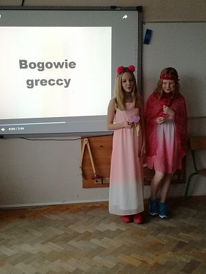 Grafika #3: Uczniowie klasy V wcielili sie w rolę Bogów starożytnej Grecji