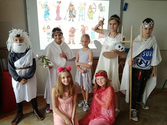 Grafika #0: Uczniowie klasy V wcielili sie w rolę Bogów starożytnej Grecji