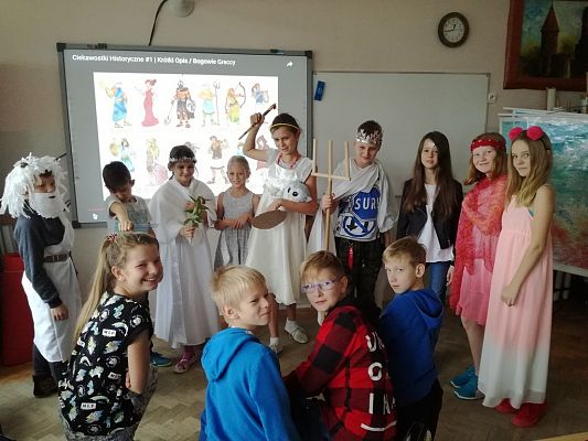 Grafika #4: Uczniowie klasy V wcielili sie w rolę Bogów starożytnej Grecji