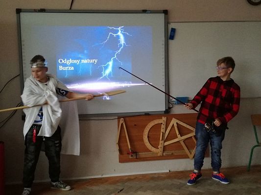 Grafika #7: Uczniowie klasy V wcielili sie w rolę Bogów starożytnej Grecji