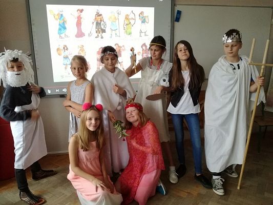 Grafika #8: Uczniowie klasy V wcielili sie w rolę Bogów starożytnej Grecji