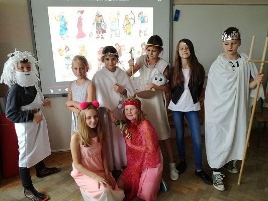 Grafika #9: Uczniowie klasy V wcielili sie w rolę Bogów starożytnej Grecji