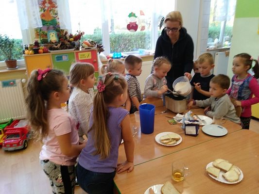 Grafika #0: Pieczenie chleba w grupie Biedronek