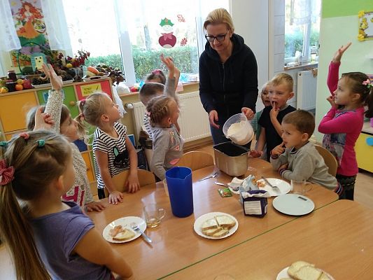 Grafika #3: Pieczenie chleba w grupie Biedronek