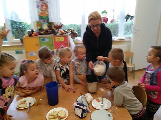 Grafika #4: Pieczenie chleba w grupie Biedronek