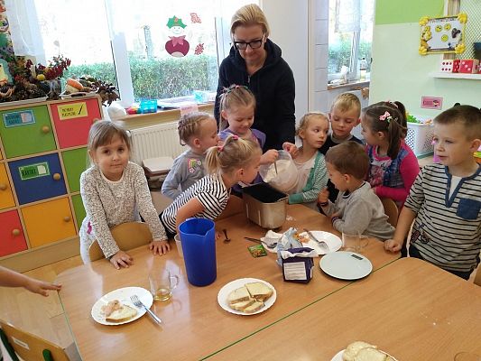 Grafika #5: Pieczenie chleba w grupie Biedronek