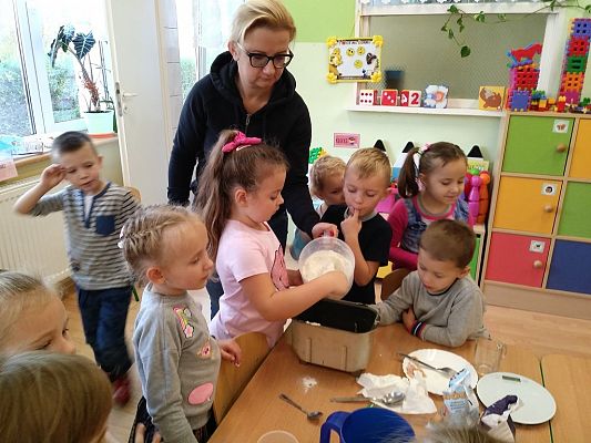 Grafika #6: Pieczenie chleba w grupie Biedronek