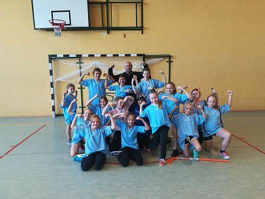 Grafika #0: Szkoła Podstawowa w Łebieniu najlepsza w gminie w unihokeju.