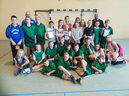 Grafika #1: Szkoła Podstawowa w Łebieniu najlepsza w gminie w unihokeju.