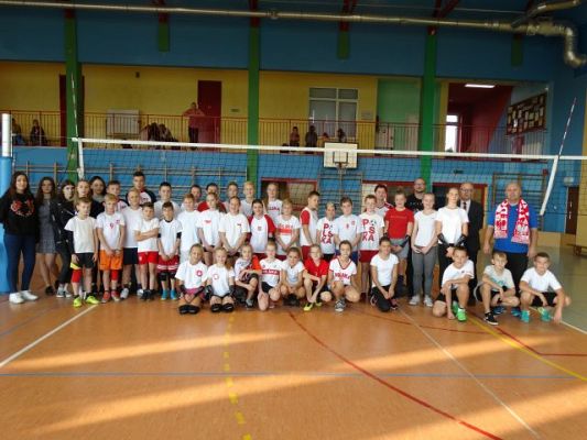 Grafika #1: Turniej minipiłki siatkowej z okazji 100 - lecia odzyskania przez Polskę Niepodległości.