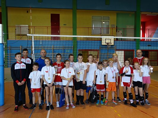 Grafika #0: Turniej minipiłki siatkowej z okazji 100 - lecia odzyskania przez Polskę Niepodległości.