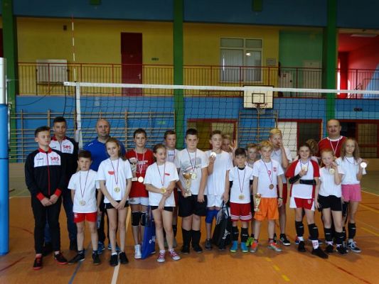 Grafika #2: Turniej minipiłki siatkowej z okazji 100 - lecia odzyskania przez Polskę Niepodległości.