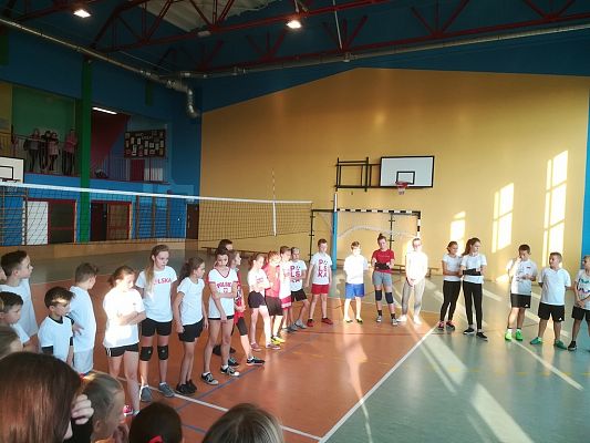 Grafika #3: Turniej minipiłki siatkowej z okazji 100 - lecia odzyskania przez Polskę Niepodległości.