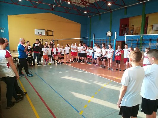 Grafika #4: Turniej minipiłki siatkowej z okazji 100 - lecia odzyskania przez Polskę Niepodległości.