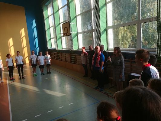 Grafika #6: Turniej minipiłki siatkowej z okazji 100 - lecia odzyskania przez Polskę Niepodległości.