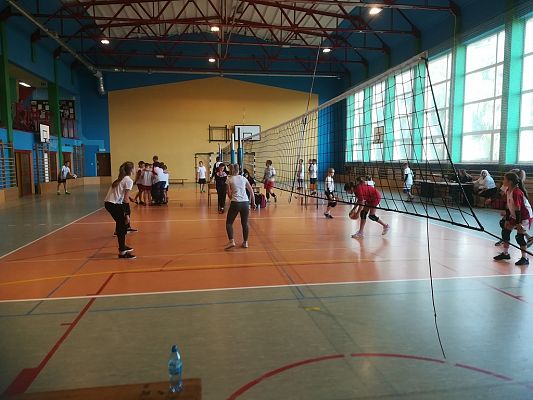 Grafika #11: Turniej minipiłki siatkowej z okazji 100 - lecia odzyskania przez Polskę Niepodległości.