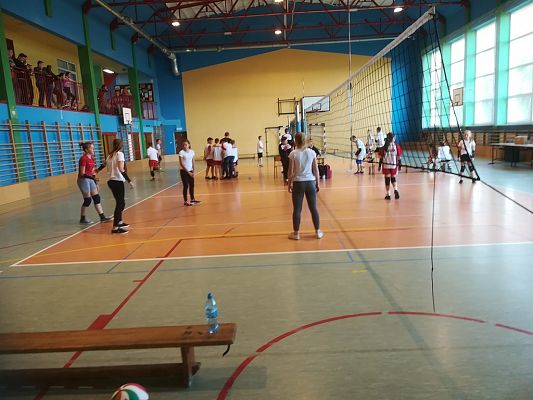 Grafika #12: Turniej minipiłki siatkowej z okazji 100 - lecia odzyskania przez Polskę Niepodległości.