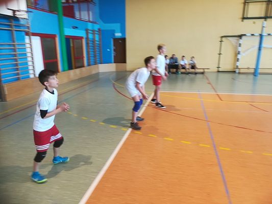 Grafika #14: Turniej minipiłki siatkowej z okazji 100 - lecia odzyskania przez Polskę Niepodległości.