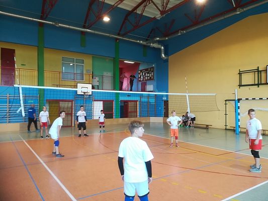 Grafika #15: Turniej minipiłki siatkowej z okazji 100 - lecia odzyskania przez Polskę Niepodległości.