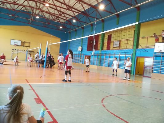 Grafika #16: Turniej minipiłki siatkowej z okazji 100 - lecia odzyskania przez Polskę Niepodległości.