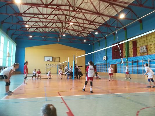 Grafika #17: Turniej minipiłki siatkowej z okazji 100 - lecia odzyskania przez Polskę Niepodległości.