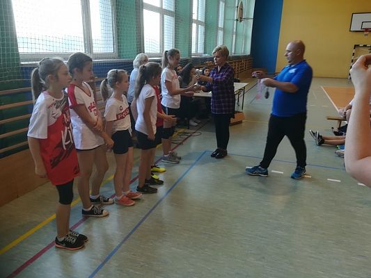 Grafika #18: Turniej minipiłki siatkowej z okazji 100 - lecia odzyskania przez Polskę Niepodległości.